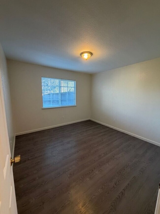 Building Photo - 7585 Twin Oaks Ave