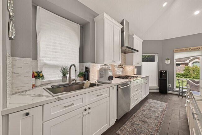 Building Photo - 6514 Kings Summit Dr