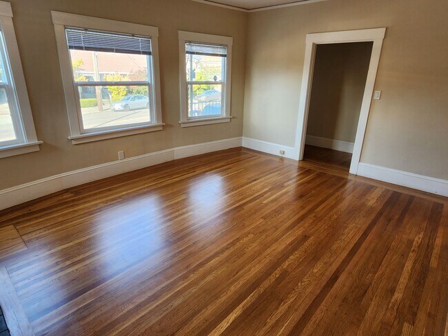 Building Photo - 41st St-343