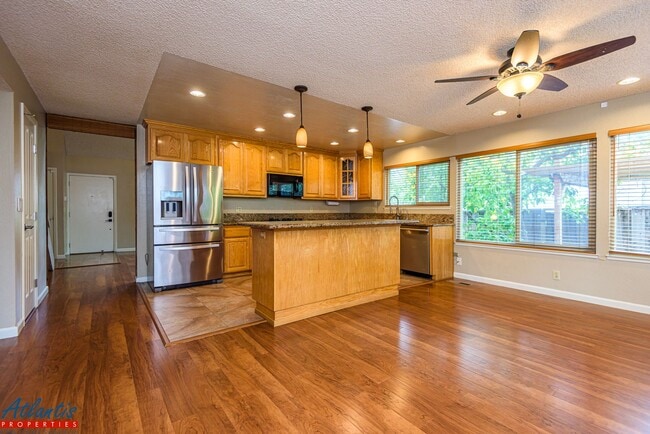 Building Photo - Lovely Home | Bonus Room | A/C | Solar Panels