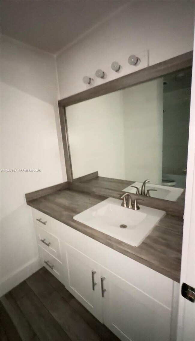 Building Photo - 1595 NE 135th St