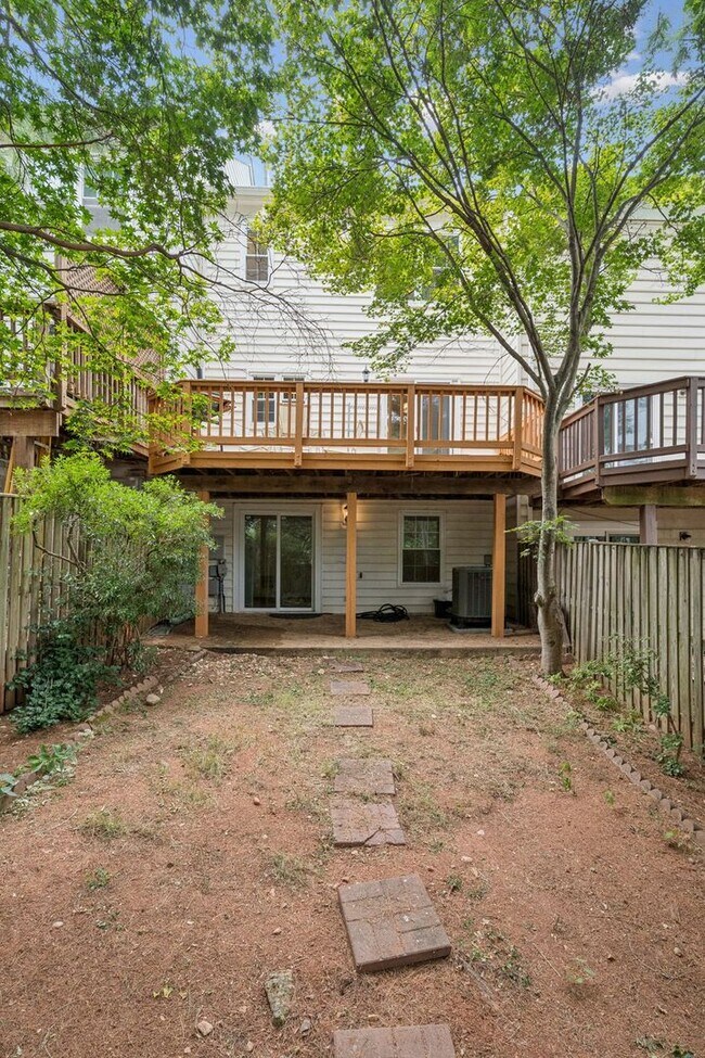 Building Photo - Great Location for schools, shopping and d...
