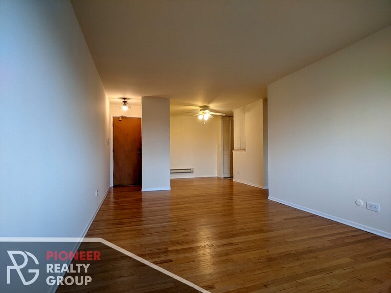 Building Photo - 665 W Wrightwood Ave