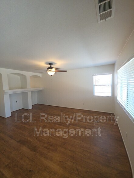 Building Photo - 26807 Mountain Glen Dr