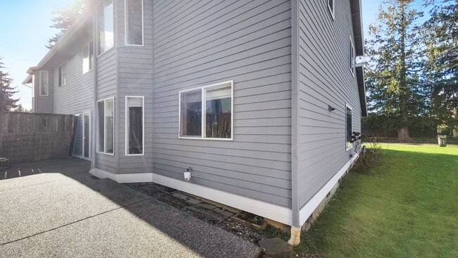 Building Photo - Spacious Mukilteo Duplex with Modern Upgrades