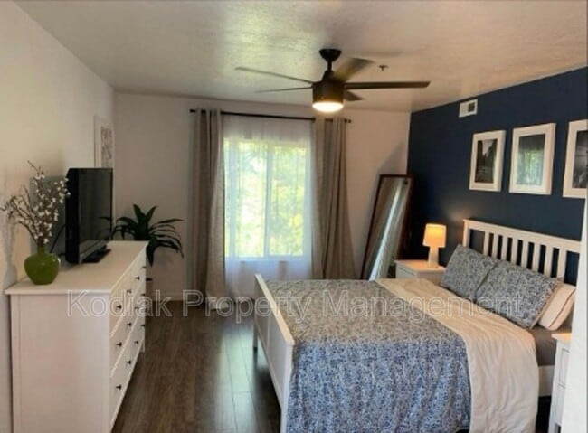 Building Photo - 1044 E 400 S