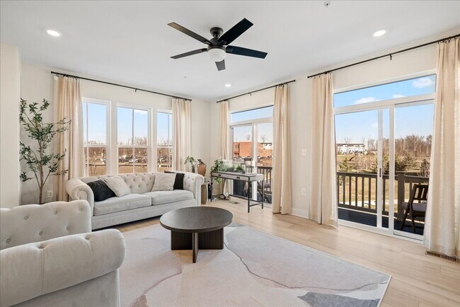 Building Photo - Stunning 4BR / 4.5BA End-Unit Townhome in Brambleton - Built in 2024!