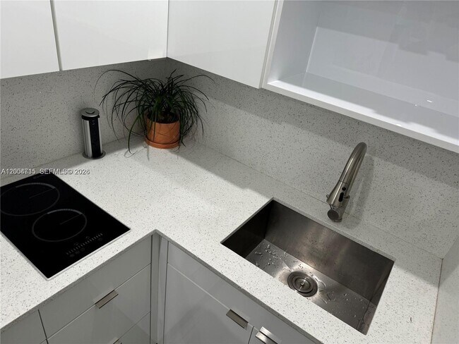 Building Photo - 6335 N Miami Ave