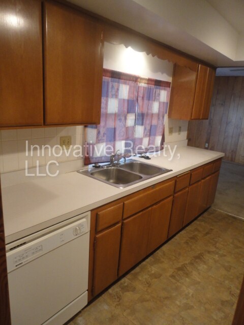 Building Photo - 2351 Woodcrest Dr
