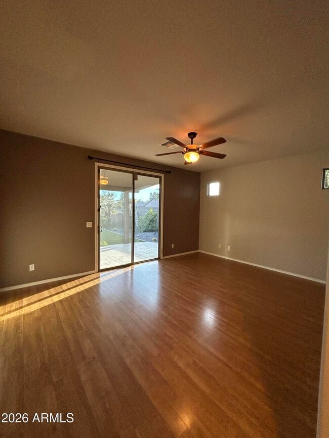 Building Photo - 2111 E Yellowstone Pl