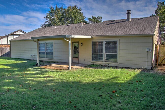Building Photo - 3 Bedroom 2 Bath in Union Schools.  81st a...