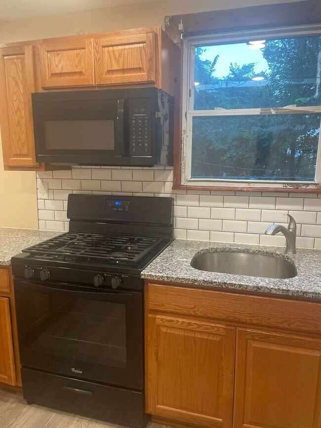 Building Photo - Perfect location, private . Clean , modernized and bright