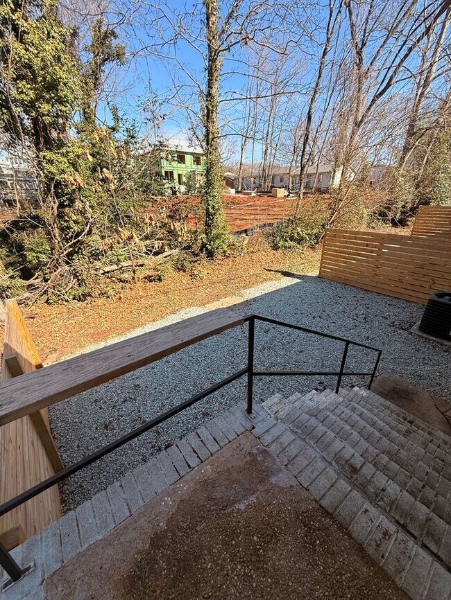 Building Photo - Adorable 2 bed 1 Bath Apartments off Gorman St!