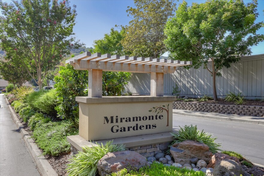 Building Photo - 66 Miramonte Dr