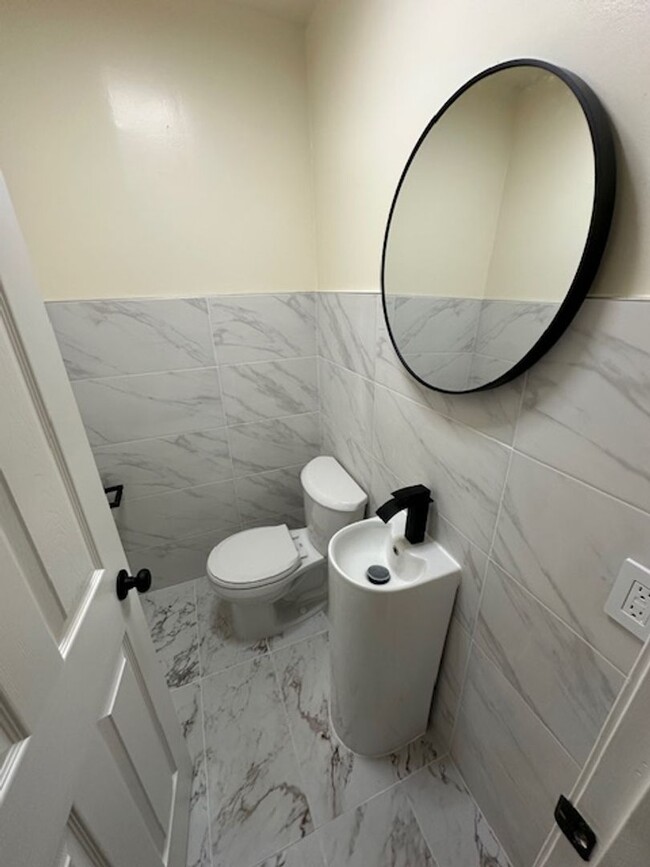 Building Photo - Stunning 4-Bedroom Home with Designer Fini...