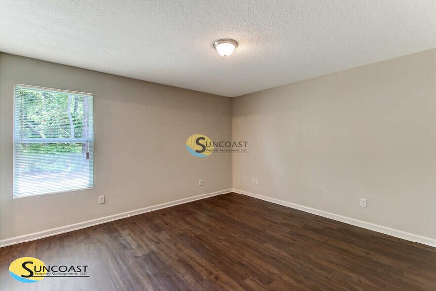 Building Photo - 9487 Thorn Glen Rd