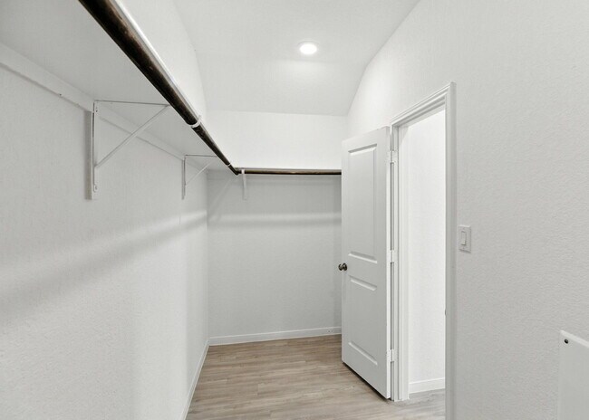 Building Photo - Beautiful 4 Bed, 3 Bath Home - Spacious & ...
