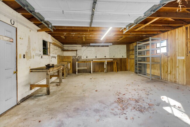 Building Photo - 220 Tree Ln