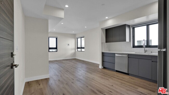Building Photo - 846 S Mariposa Ave