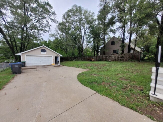 Building Photo - 3 Bedroom Home with Detached Garage