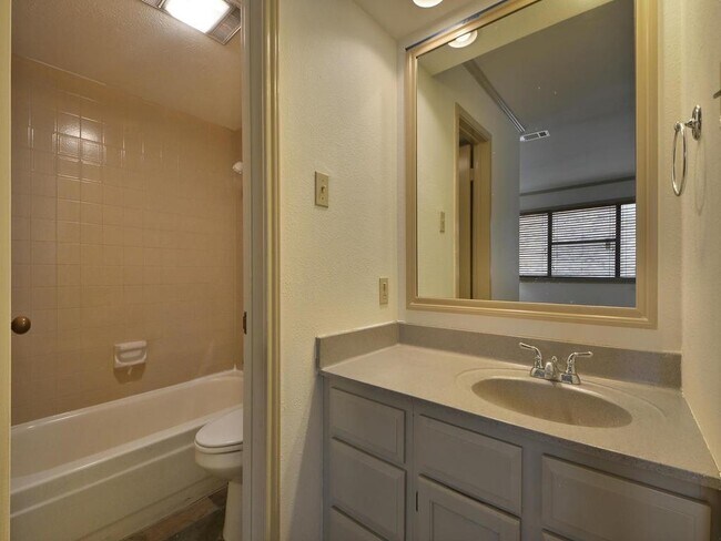 Building Photo - 8888 Tallwood Dr