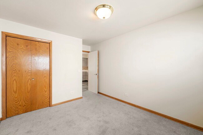 Building Photo - 5400 W Dakin St
