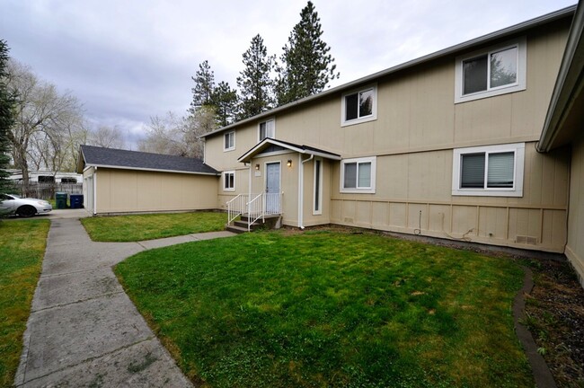 Building Photo - 2 bed 1 bath apartment (4plex building)