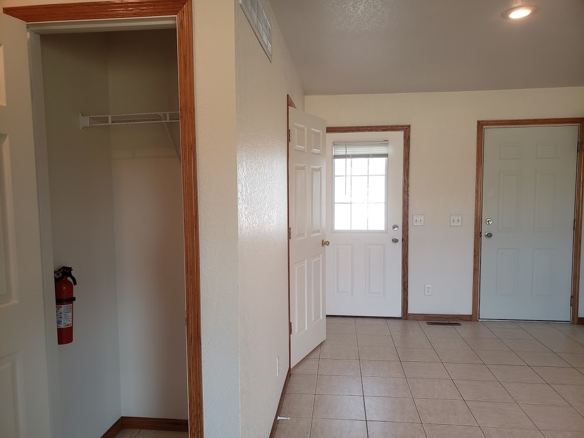 Building Photo - 1001 Alpine Way