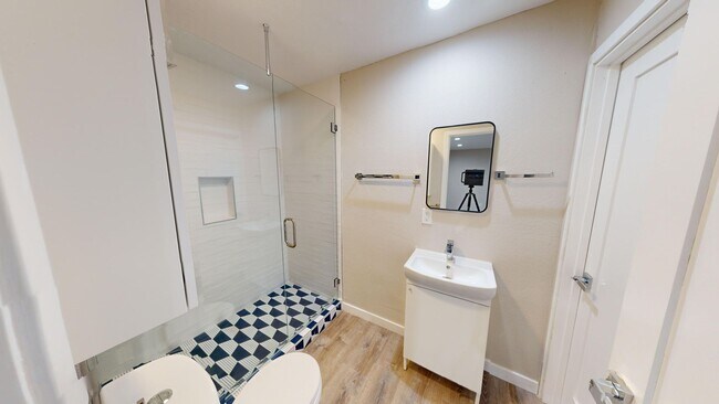 Building Photo - 6BD/3BA Large House, Newly Renovated! (Lease out, pending signatures. Check back in a few days!)