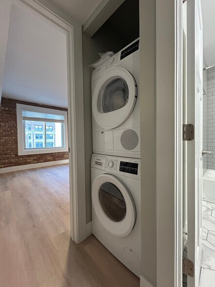 Building Photo - 1214 N La Salle Dr