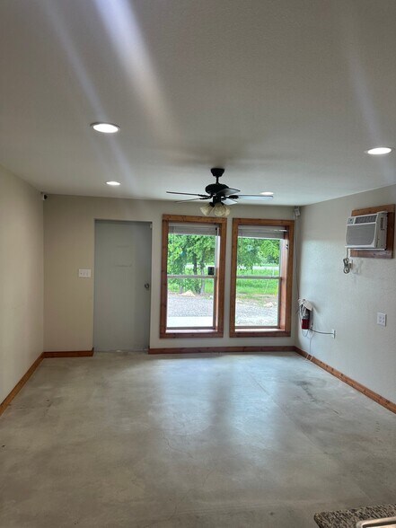 Building Photo - 4072 Old Lorena Rd
