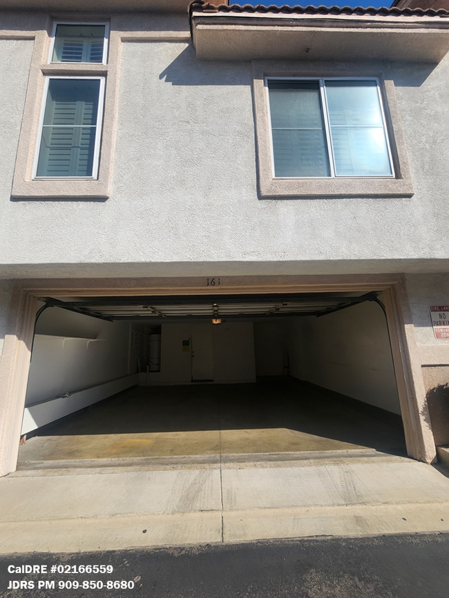Building Photo - Ontario 3 Bedroom Townhome