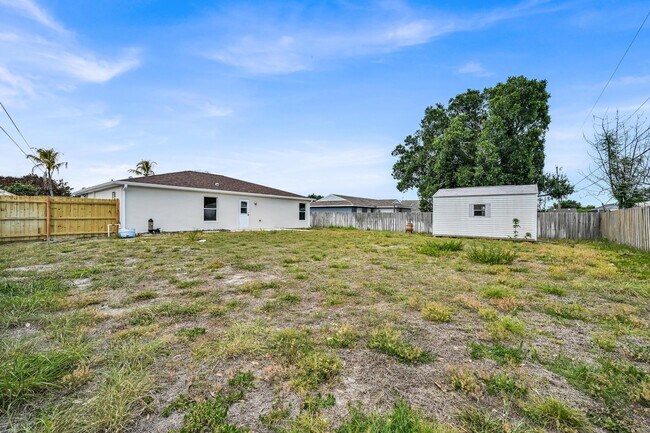 Building Photo - 726 SW Bond Rd