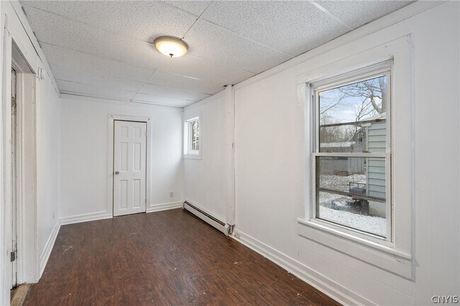 Building Photo - 262 W 4th St S