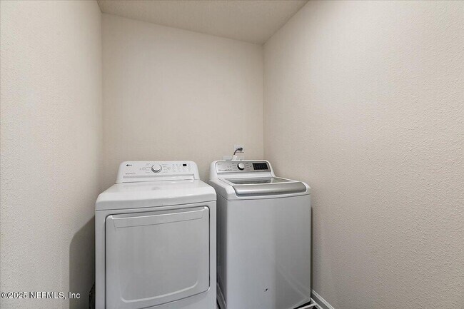 Building Photo - 187 Logrono Ct