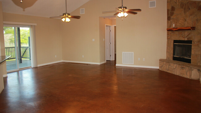 Building Photo - Country Living, Shop, Large Porches