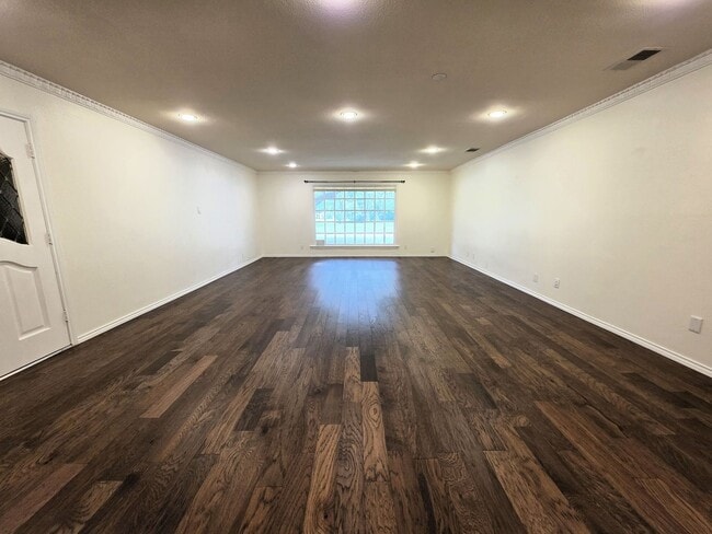 Building Photo - Large Duplex Unit just down the Street fro...