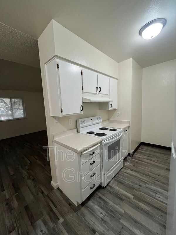 Building Photo - 1438 W Elowin Ave