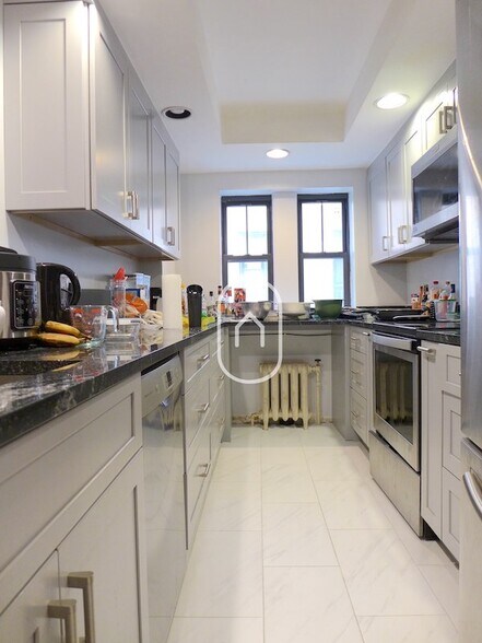 Building Photo - 905 Beacon St