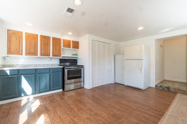Building Photo - 2 bedroom charmer on W South for rent!