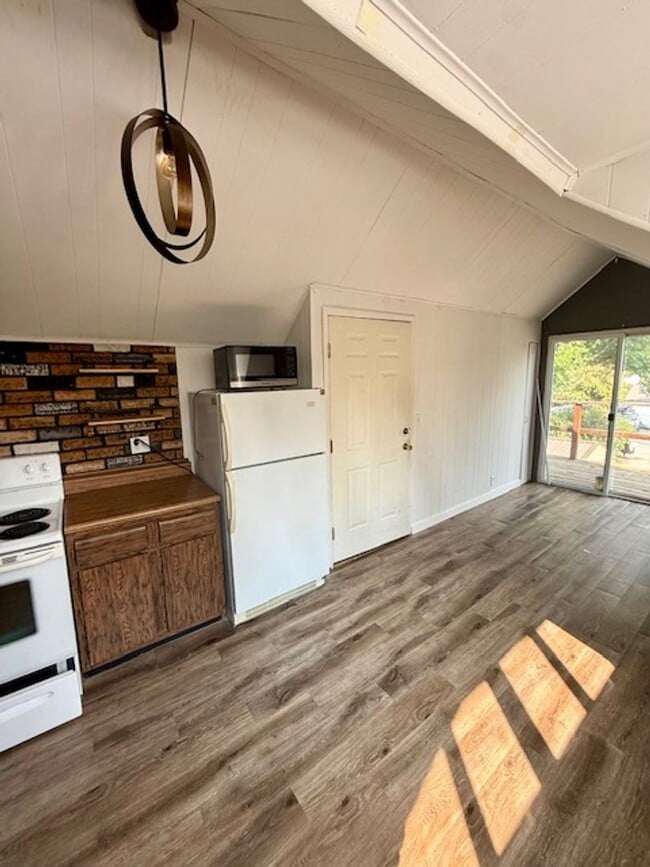 Building Photo - Studio Apartment for Rent – Steps from MSU!