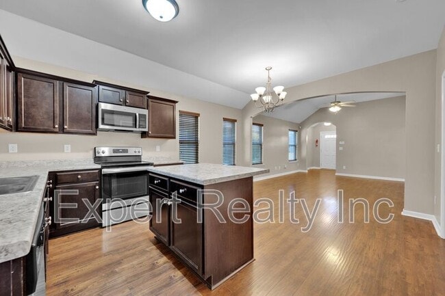 Building Photo - 1633 Cove Dr