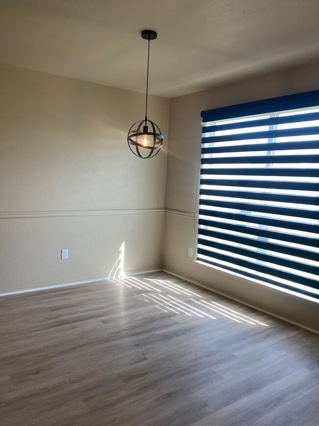 Building Photo - 3 Bedroom Conveniently Located