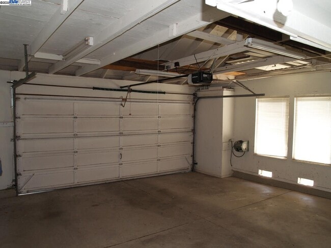 Building Photo - 647 Doral Dr