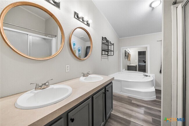 Building Photo - 2676 Pahmeyer Rd