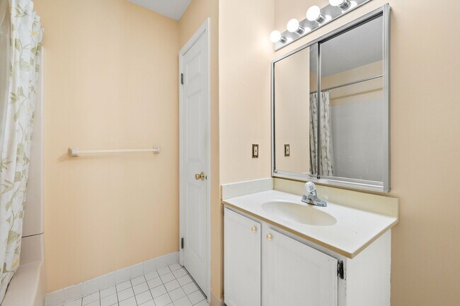 Building Photo - 1430 Redwood Ct