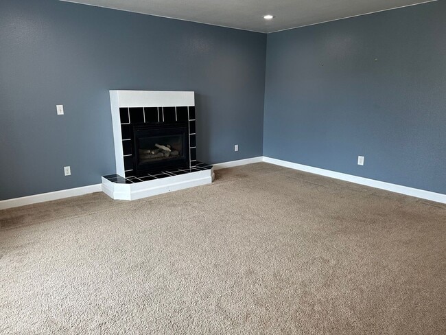 Building Photo - Cozy 3-bedroom rambler in Village Green av...