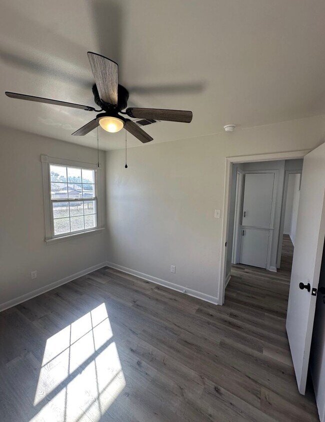 Building Photo - Cozy Contemporary Cottage – Charming 3-Bed...