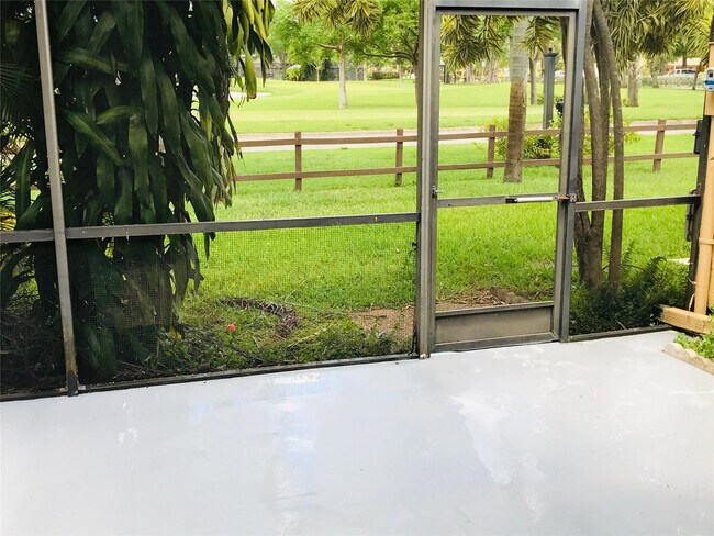 Building Photo - 1640 W Golfview Dr