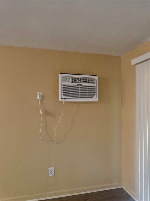 Building Photo - 32 Whites Ave